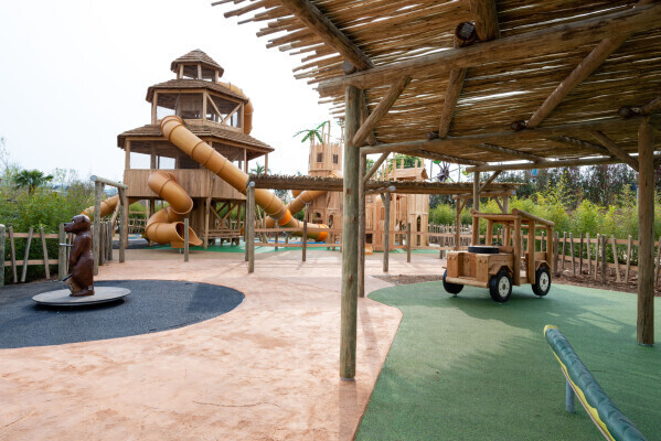 Parco giochi a tema safari nel parco di divertimento Magic Rainbowland a Roma Valmontone  - Holzhof