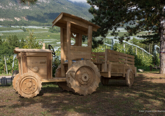 Playground Romallo Val di Non Trentino - Tractor with trailer in black locust wood XU31  - Holzhof