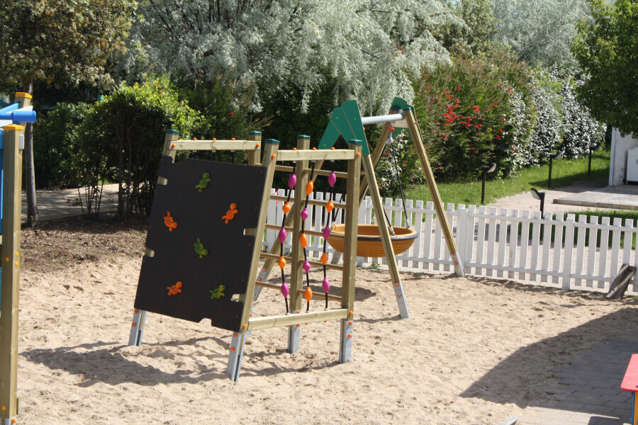 Palestrina in legno per bambini e parchi gioco con parete di corda