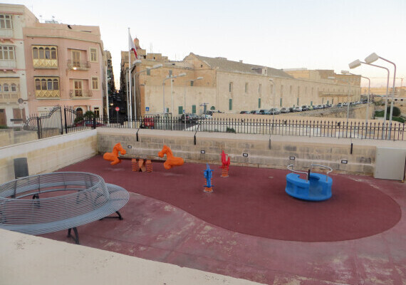 Malta - Parco giochi con giostra e giochi a molla  - Holzhof