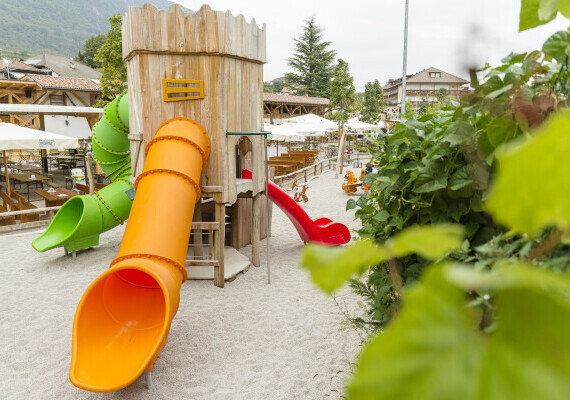 Parco giochi Caldaro Biergarten Alto Adige - Torre da gioco mastio in robinia XROM10  - Holzhof