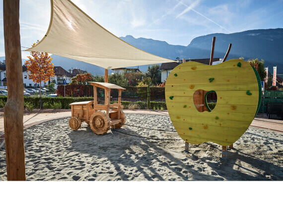 Playground  Appiano S.S.D.V Alto Adige - Tractor in black locust wood XU30  - Holzhof